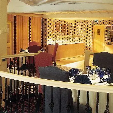 מלון Menzies Baron's Court