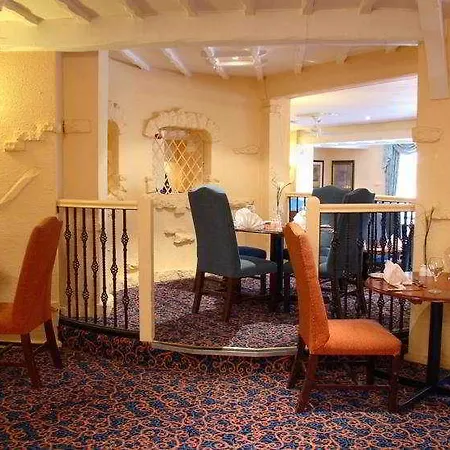 Menzies Baron's Court מלון 3*